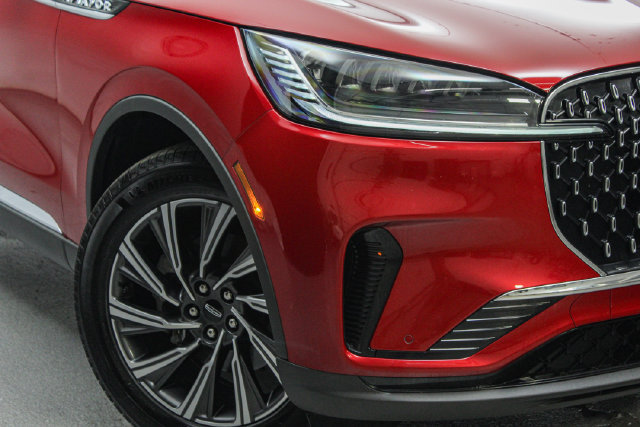 Used 2025 Lincoln Aviator AWD image 2