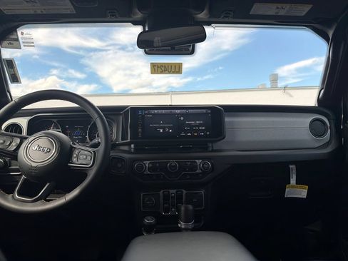 Used 2024 Jeep Gladiator Sport AWD/4WD image 18