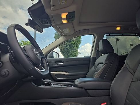 Used 2025 Nissan Pathfinder Platinum AWD/4WD image 32