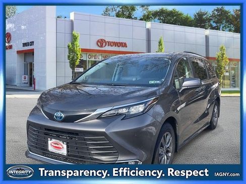 Used 2024 Toyota Sienna XLE image 4