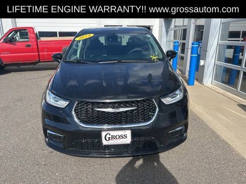 Used 2024 Chrysler Pacifica Touring-L FWD image 3