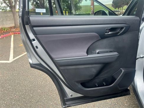 Used 2024 Toyota Highlander LE image 20