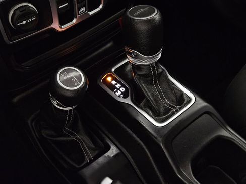 Used 2023 Jeep Gladiator Overland image 17