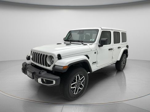 Used 2025 Jeep Wrangler Unlimited Sahara AWD/4WD image 3