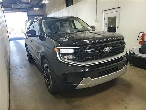 Used 2025 Ford Expedition Platinum w/ Driver's Package AWD/4WD image 4