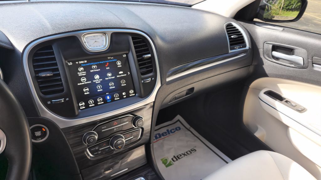 Used 2018 Chrysler 300 Touring RWD image 21