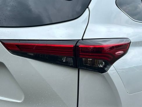 Used 2022 Toyota Highlander Platinum AWD/4WD image 11