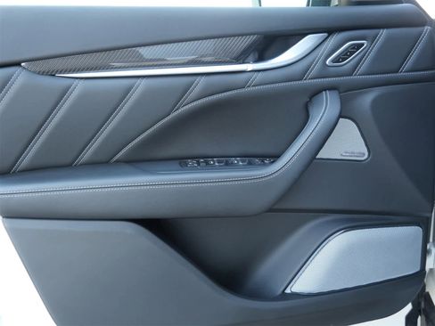 Used 2022 Maserati Levante Trofeo image 9