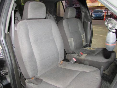 Used 2005 Ford Crown Victoria Police Interceptor image 31