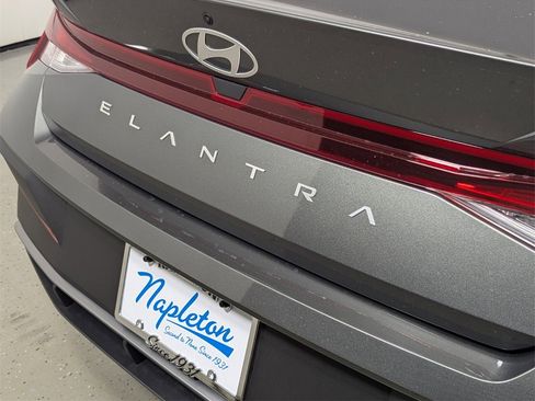 New 2025 Hyundai Elantra SE image 8