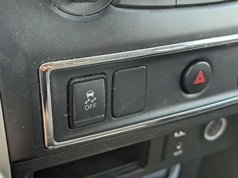 Used 2018 Nissan Titan SV AWD/4WD image 21