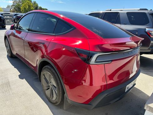 Used 2026 Tesla Model Y AWD image 3