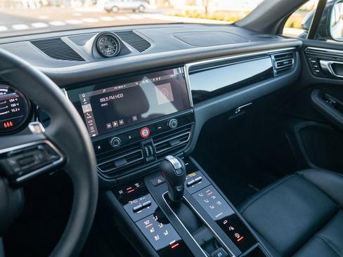 Used 2025 Porsche Macan image 16