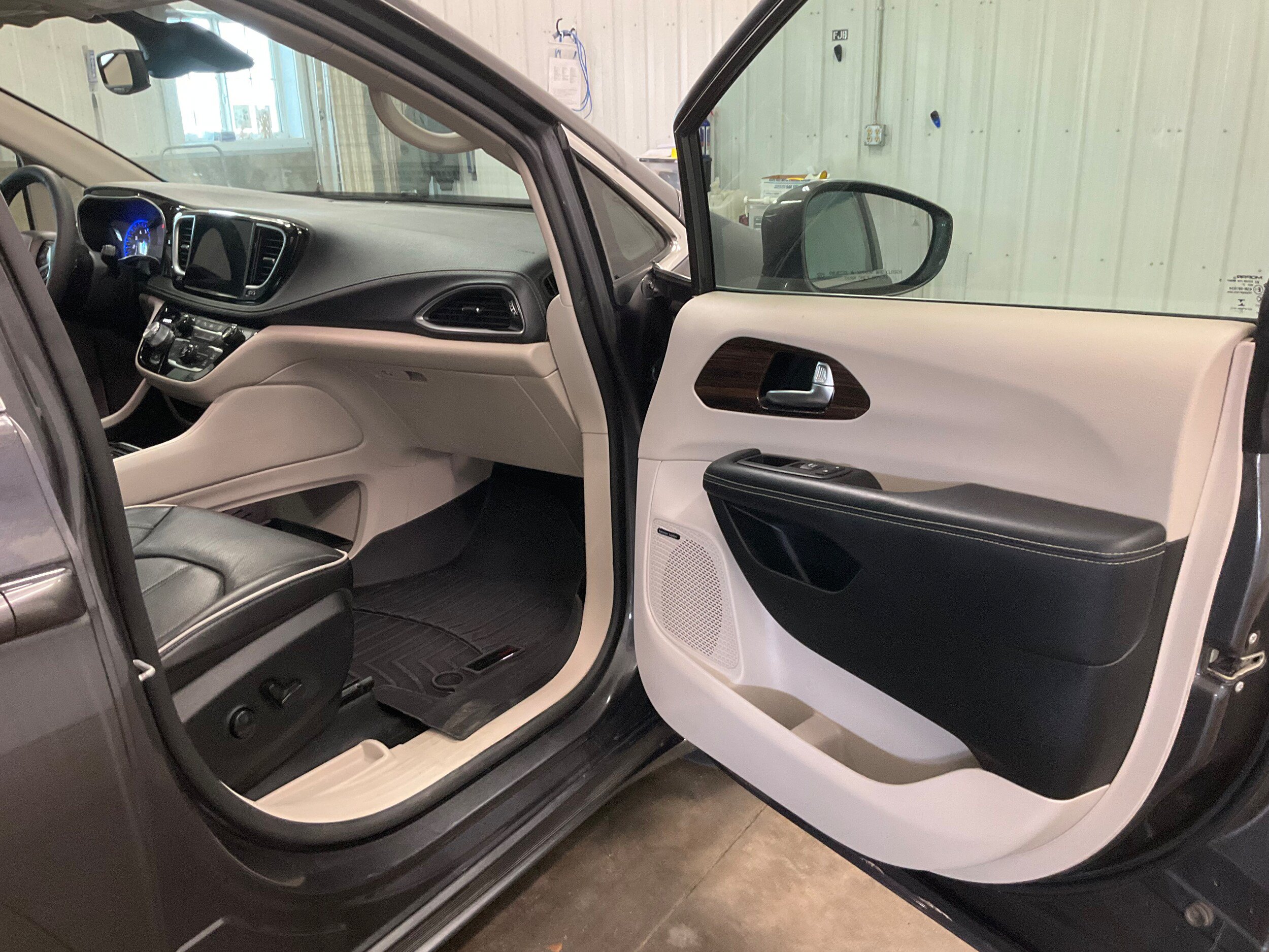 Used 2022 Chrysler Pacifica Limited AWD/4WD image 30