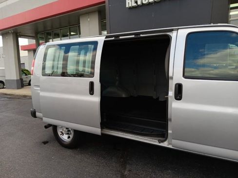 Used 2020 Chevrolet Express 3500 w/ Driver Convenience Package image 17