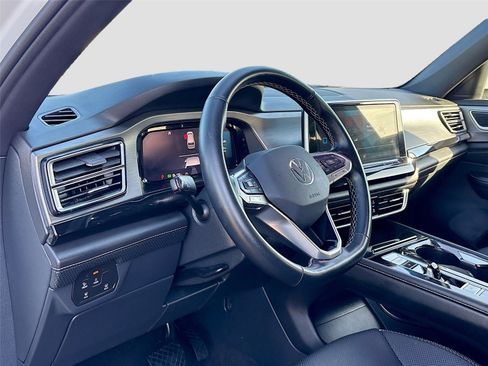 Used 2025 Volkswagen Atlas Cross Sport SE image 9