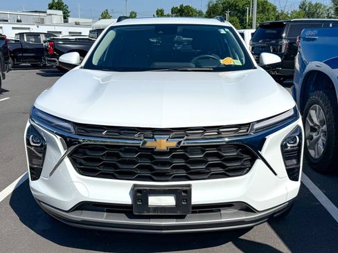 Used 2024 Chevrolet Trax LT w/ Sunroof Package FWD image 2