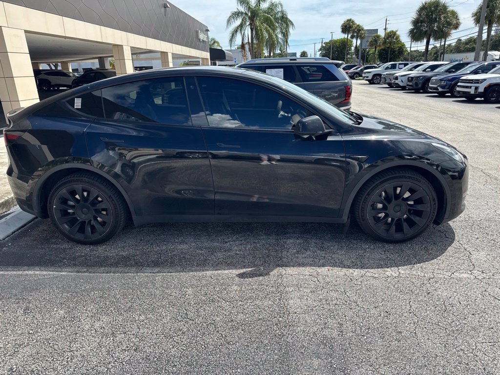 Used 2022 Tesla Model Y Long Range AWD/4WD image 3