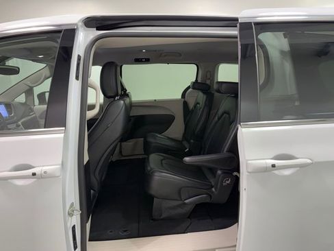 Used 2024 Chrysler Pacifica Touring-L image 23