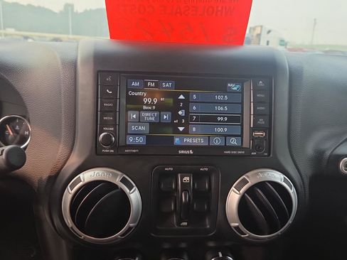 Used 2015 Jeep Wrangler Unlimited Sahara w/ Connectivity Group AWD/4WD image 22