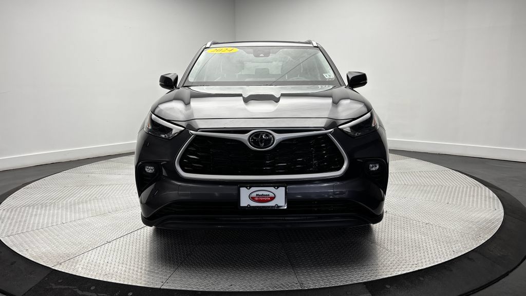 Used 2024 Toyota Highlander XLE AWD/4WD image 42