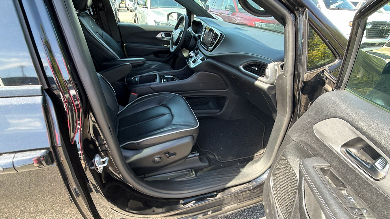 Used 2025 Chrysler Pacifica Limited FWD image 20