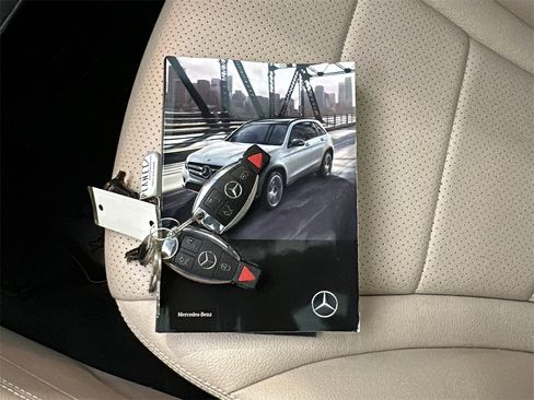 Used 2019 Mercedes-Benz GLC 300 4MATIC image 8