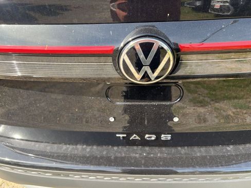 New 2025 Volkswagen Taos SE image 9