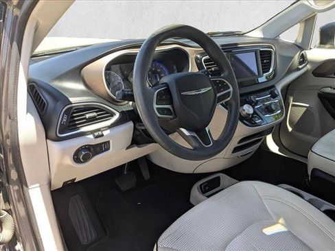 Used 2018 Chrysler Pacifica L FWD image 10