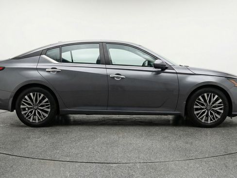 Used 2025 Nissan Altima 2.5 SV image 9