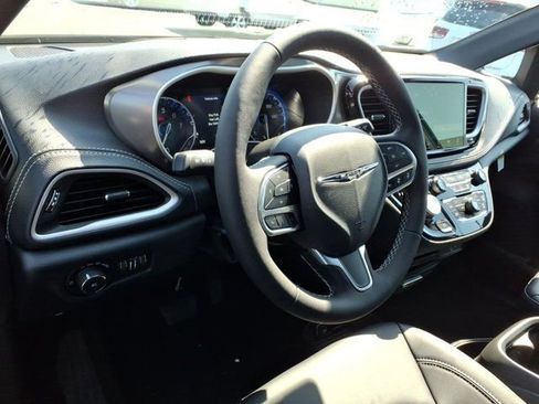 New 2026 Chrysler Pacifica Select image 6