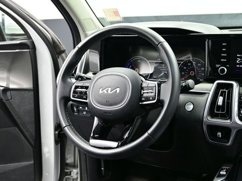 Used 2024 Kia Sorento EX w/ Panoramic Sunroof Package image 4