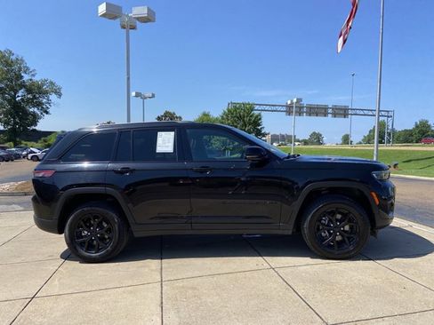 Used 2025 Jeep Grand Cherokee Altitude AWD/4WD image 13