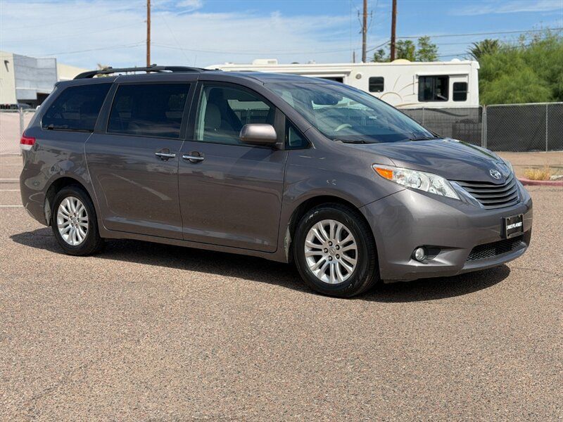 Used 2014 Toyota Sienna XLE w/ XLE Premium Package FWD image 2