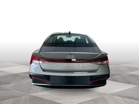 Used 2025 Hyundai Elantra SEL FWD image 7