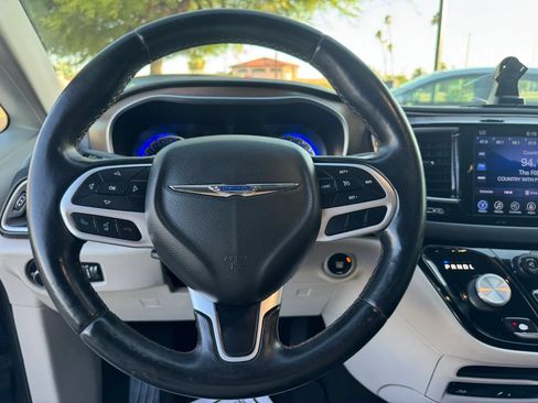 Used 2017 Chrysler Pacifica Touring-L Plus FWD image 18