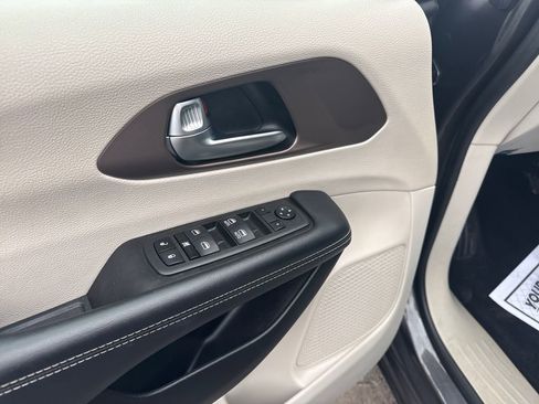 Used 2023 Chrysler Voyager LX image 21