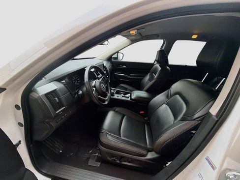 Used 2024 Nissan Pathfinder SL FWD image 19