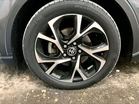 Used 2022 Toyota C-HR XLE image 8
