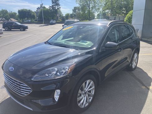 Certified 2022 Ford Escape Titanium w/ Titanium Elite Package AWD/4WD image 3