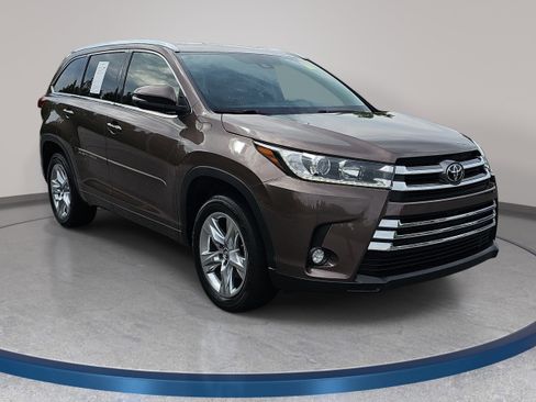 Used 2017 Toyota Highlander Limited FWD image 3