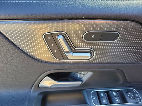 Used 2021 Mercedes-Benz GLB 250 4MATIC w/ Premium Package image 22