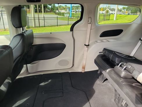 Used 2023 Chrysler Pacifica Touring-L FWD image 12