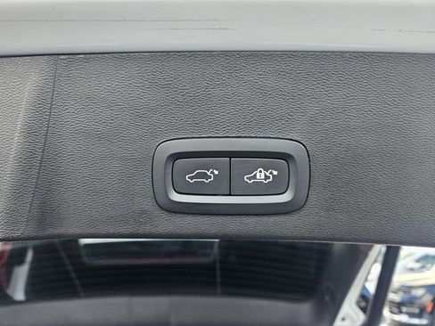 Used 2024 Volvo XC40 B5 Ultimate w/ Protection Package Premier image 16