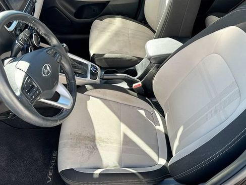 Used 2022 Hyundai Venue SEL FWD image 18