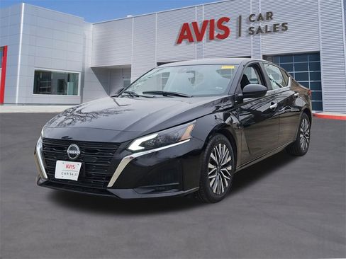 Used 2024 Nissan Altima 2.5 SV image 1