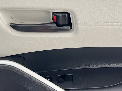 Used 2025 Toyota Corolla Cross L image 31