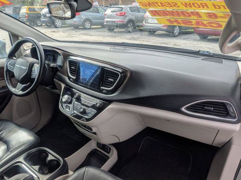 Used 2017 Chrysler Pacifica Touring-L image 17