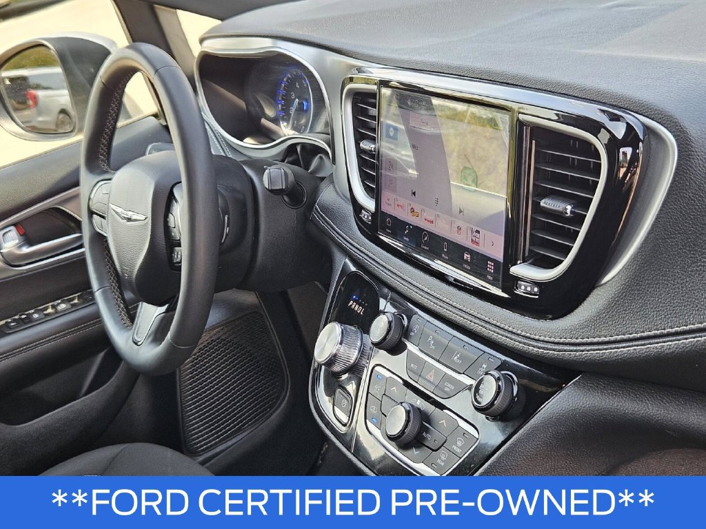 Used 2023 Chrysler Pacifica Touring FWD image 12