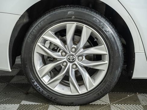 Used 2020 Toyota Avalon XLE w/ Moonroof Package image 19